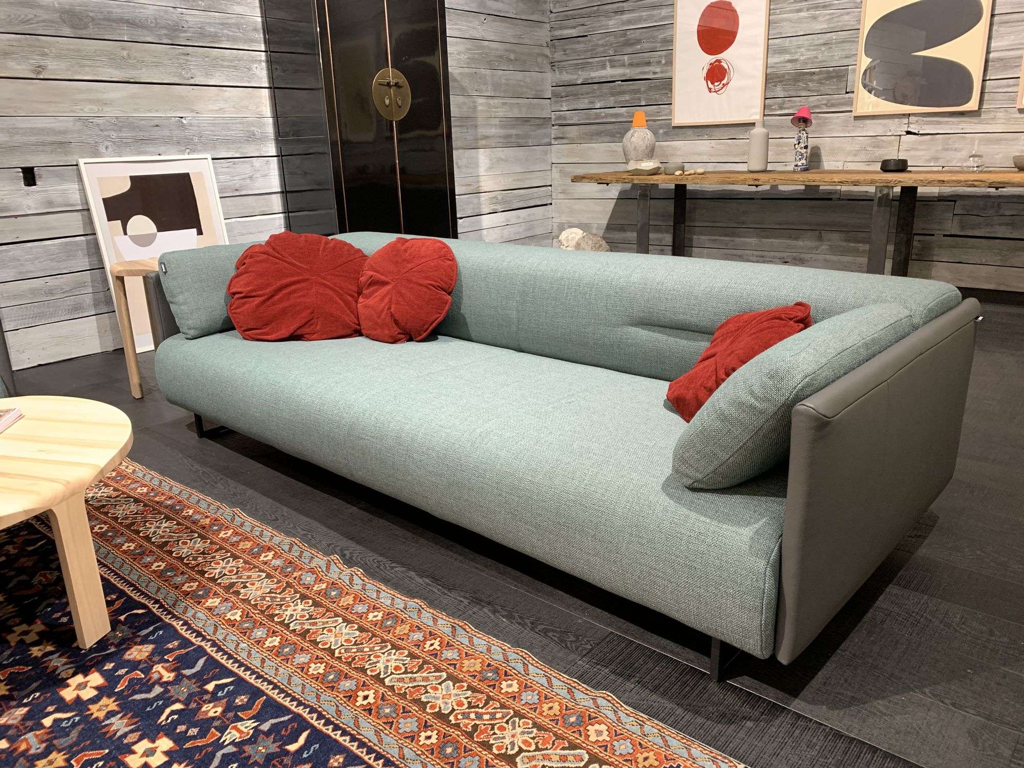 freistil 131 ROLF BENZ Sofa mit Lounge Charakter im edlen Stoff-Leder